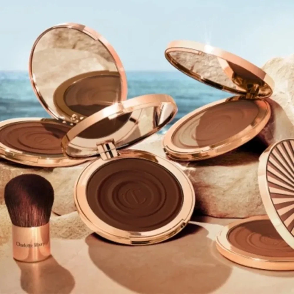 Charlotte Tilbury Beautiful Skin Bronzer Brush Bronzing Brush - Black and Gold